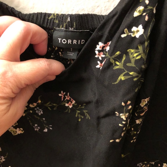 Torrid Black floral romper jumpsuit size 1 - Picture 3 of 4